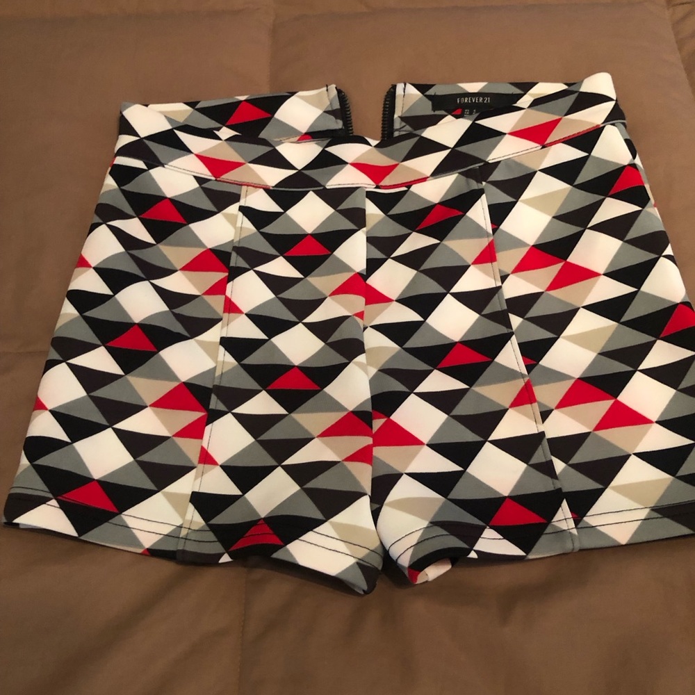Forever 21 Abstract design 🖤❤️🩶 hot shorts. Size small.